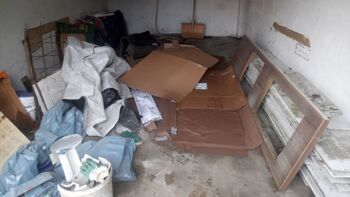 Eine Garage mit Gerümpel und Müll